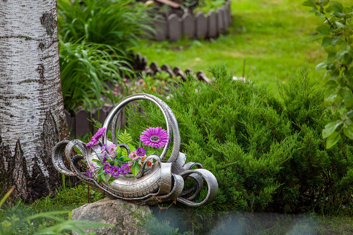 Upcycling Ideen für den Garten - Blumenampel aus altem Autoreifen