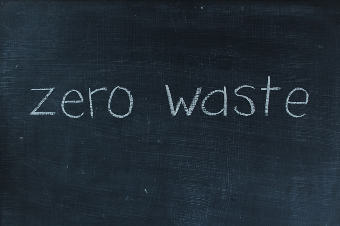 Zero Waste mit Kreide auf Schiefertafel geschrieben